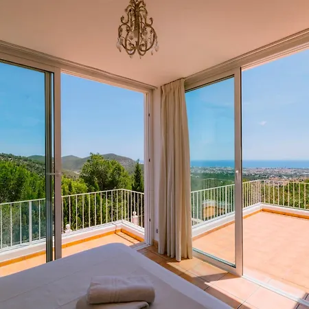 فيلة Bellavista Has Stunning Views And A Private Infinity Pool *