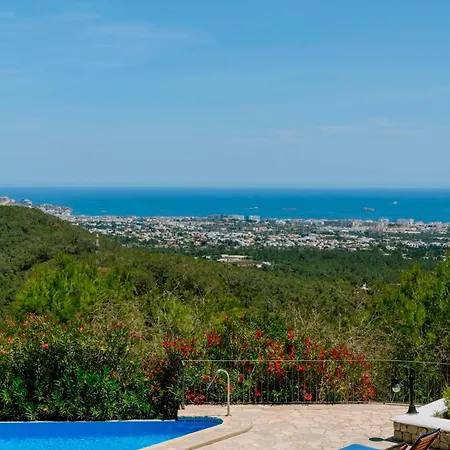 Bellavista Has Stunning Views And A Private Infinity Pool فيلة