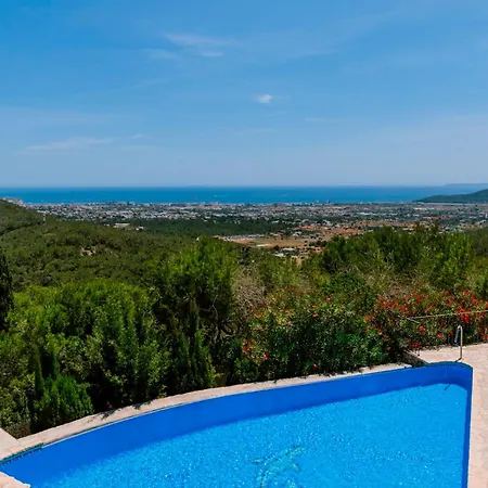 فيلة Bellavista Has Stunning Views And A Private Infinity Pool