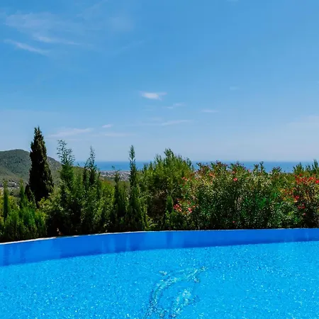 Bellavista Has Stunning Views And A Private Infinity Pool فيلة *