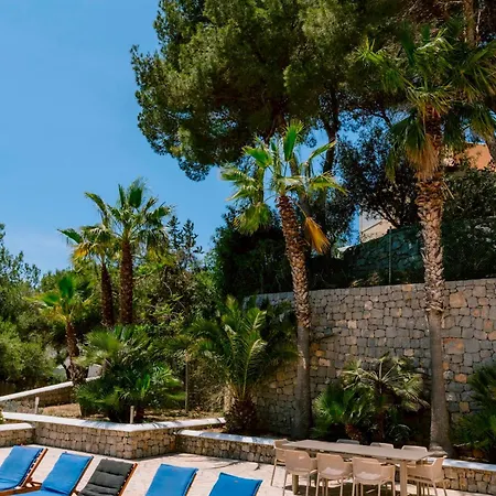 Bellavista Has Stunning Views And A Private Infinity Pool فيلة