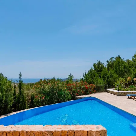 فيلة Bellavista Has Stunning Views And A Private Infinity Pool *