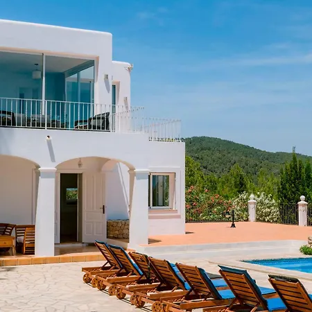 فيلة Bellavista Has Stunning Views And A Private Infinity Pool