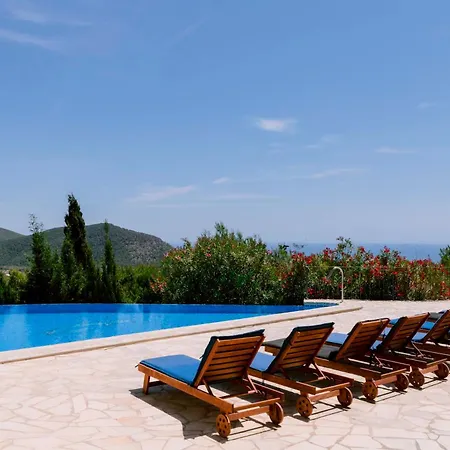 فيلة Bellavista Has Stunning Views And A Private Infinity Pool