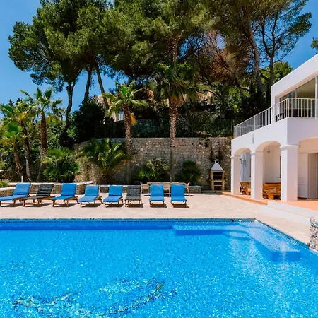 فيلة Bellavista Has Stunning Views And A Private Infinity Pool *